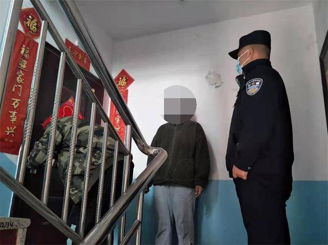 房主粗心被鎖門外，民警開鎖服務(wù)送上門